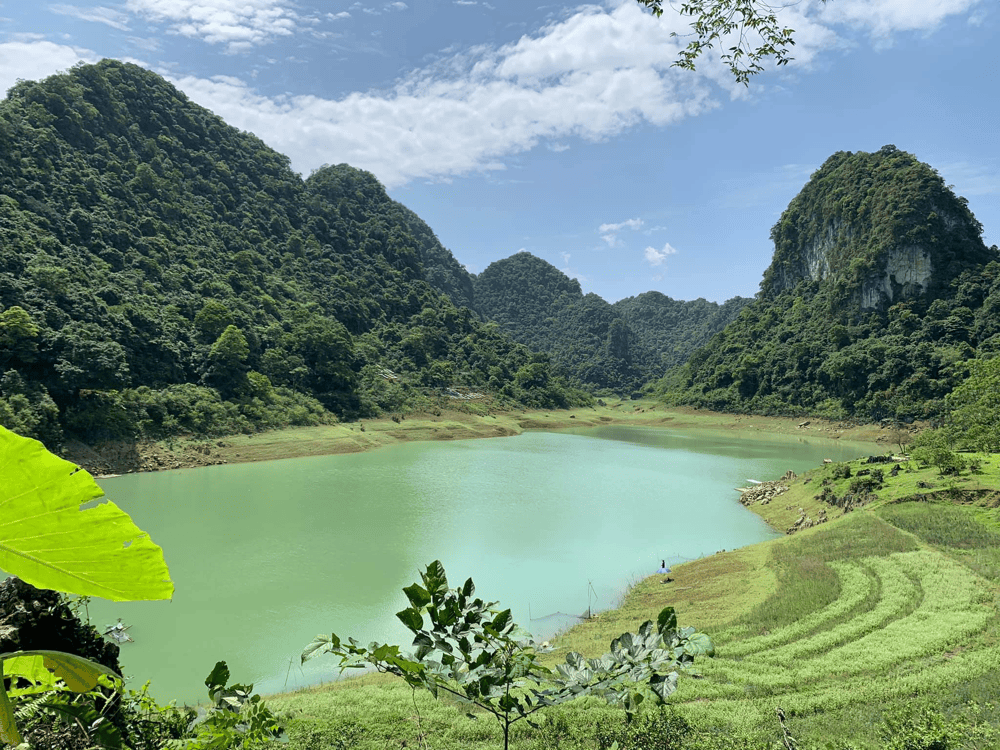 Enjoying the fresh, spacious air is enough for you to feel the peace of the mountains and water of Cao Bang (Source: Fanpage Khu Du Lịch Sinh Th&aacute;i Hồ Thang Hen)